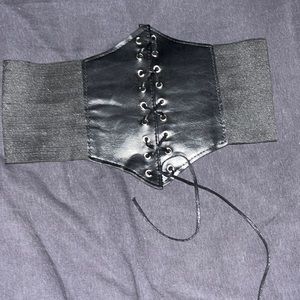 donating soon🚩NWOT Leather front corset style belt